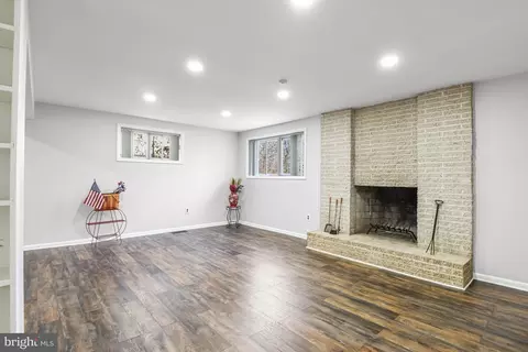 Living - 3202 Riverview Dr, Triangle, VA 22172 photo 3 of 4