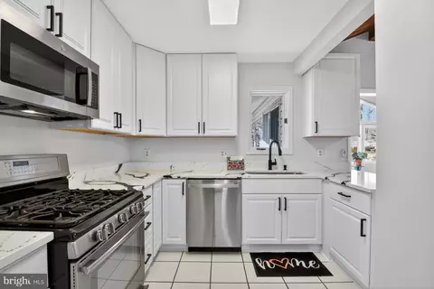 Kitchen - 3202 Riverview Dr, Triangle, VA 22172 photo 1 of 4