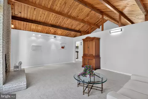 Living - 3202 Riverview Dr, Triangle, VA 22172 photo 2 of 4