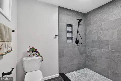 Bath - 3202 Riverview Dr, Triangle, VA 22172 photo 5 of 6