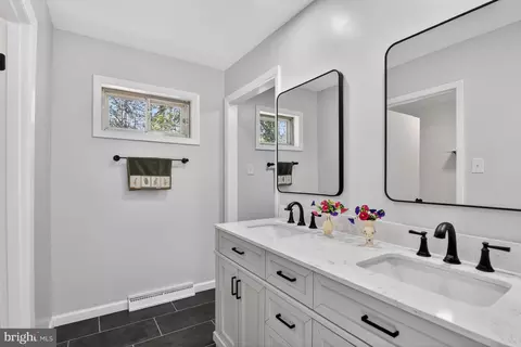 Bath - 3202 Riverview Dr, Triangle, VA 22172 photo 3 of 6