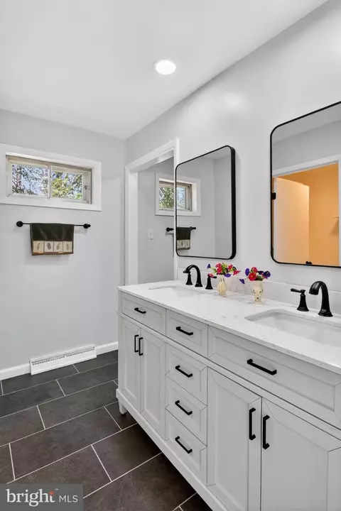Bath - 3202 Riverview Dr, Triangle, VA 22172 photo 6 of 6