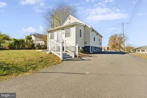 17914 Dr David Cline Ln, Dumfries, VA 22026