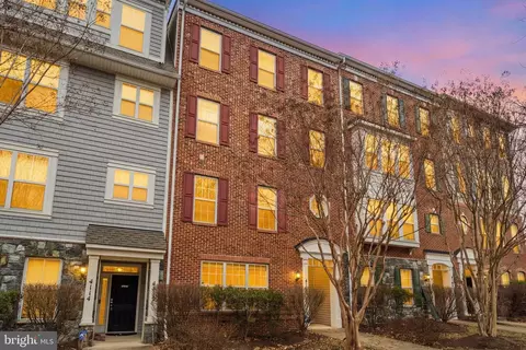 Exterior - 4110 Potomac Highlands Cir, Triangle, VA 22172 photo 3 of 4