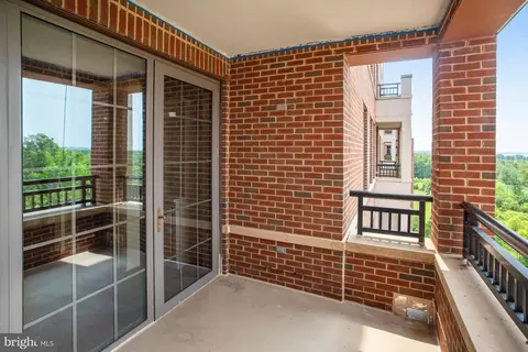 Exterior - 485 Harbor Side St #813, Woodbridge, VA 22191 photo 2 of 7