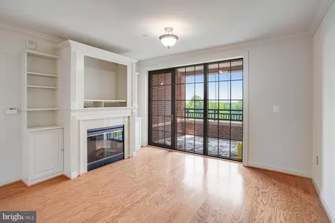 Living - 485 Harbor Side St #813, Woodbridge, VA 22191 photo 4 of 5