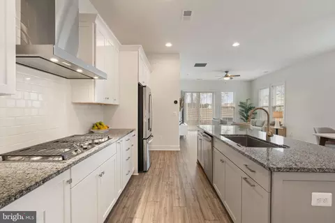 Kitchen - 14712 Grand Cru Loop, Gainesville, VA 20155 photo 2 of 2