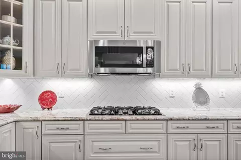 Kitchen - 6061 Trotters Point Ln, Gainesville, VA 20155 photo 5 of 6