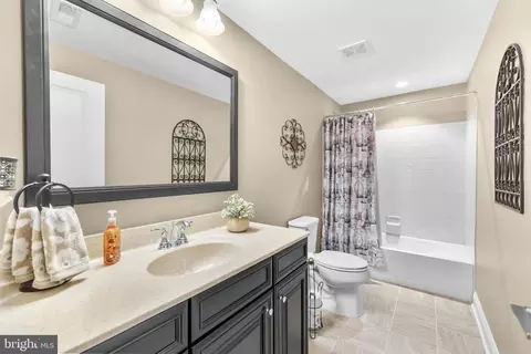 Bath - 6061 Trotters Point Ln, Gainesville, VA 20155 photo 4 of 4