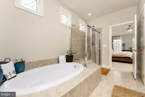 Bath - 13836 Tarleton Ct, Gainesville, VA 20155 photo 2 of 4
