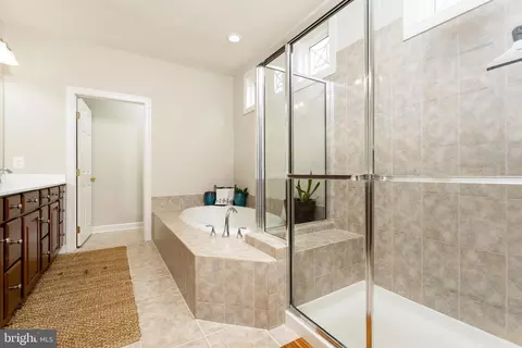 Bath - 13836 Tarleton Ct, Gainesville, VA 20155 photo 1 of 4