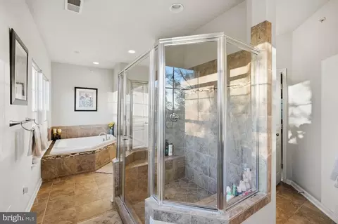 Bath - 14521 Bluff Point Ct, Gainesville, VA 20155 photo 1 of 2