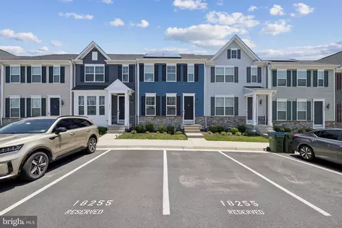 18255 Summit Pointe Dr, Triangle, VA 22172