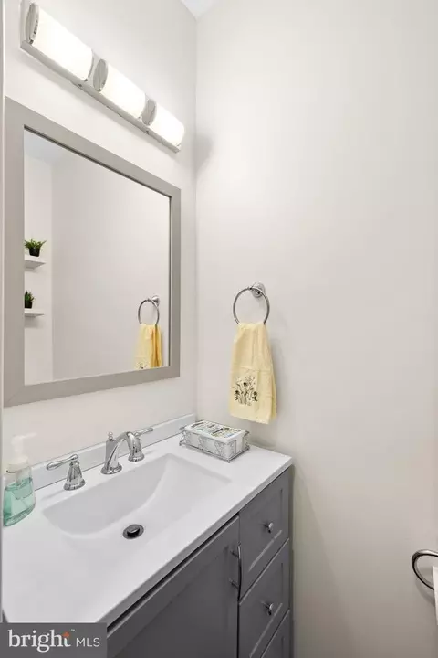 Bath - 4185 Agency Loop, Triangle, VA 22172 photo 1 of 6