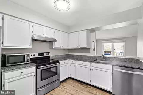 Kitchen - 7442 Emerald Dr, Manassas, VA 20109 photo 3 of 5