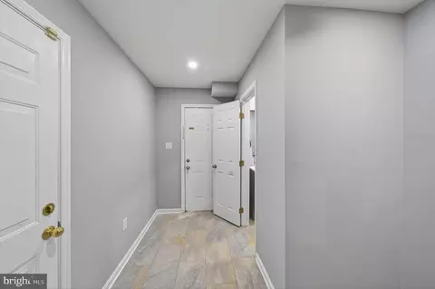 Entry Way - 6934 Village Stream Pl, Gainesville, VA 20155 photo 2 of 5