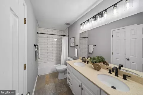 Entry Way - 6934 Village Stream Pl, Gainesville, VA 20155 photo 5 of 5