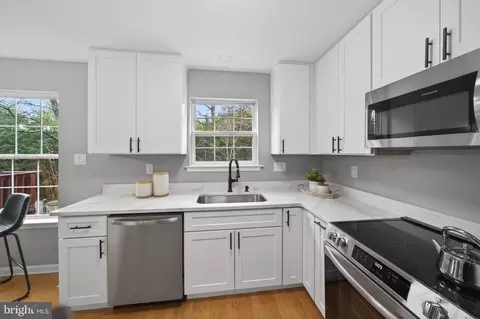 Kitchen - 6934 Village Stream Pl, Gainesville, VA 20155 photo 1 of 1