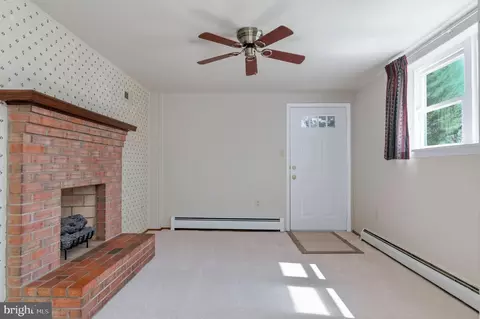 Living - 9608 Lafayette Ave, Manassas, VA 20109 photo 6 of 7