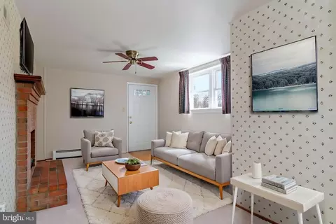Living - 9608 Lafayette Ave, Manassas, VA 20109 photo 5 of 7
