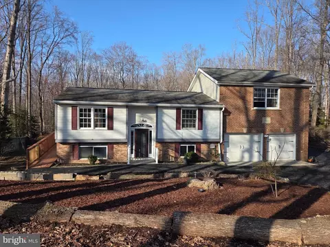 8004 Gracie Dr, Manassas, VA 20112