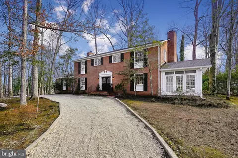 3220 Riverview Dr, Triangle, VA 22172