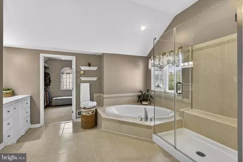 Bath - 6913 Bitterroot Ct, Gainesville, VA 20155 photo 2 of 3