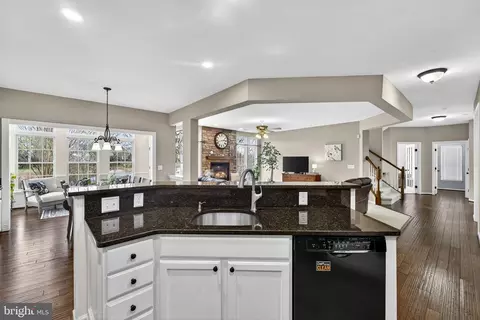 Kitchen - 6913 Bitterroot Ct, Gainesville, VA 20155 photo 2 of 3