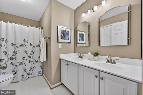 Bath - 6913 Bitterroot Ct, Gainesville, VA 20155 photo 3 of 3