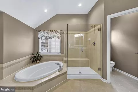 Bath - 6913 Bitterroot Ct, Gainesville, VA 20155 photo 1 of 3