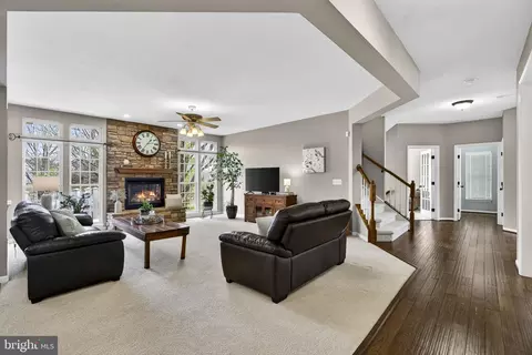 Living - 6913 Bitterroot Ct, Gainesville, VA 20155 photo 2 of 2