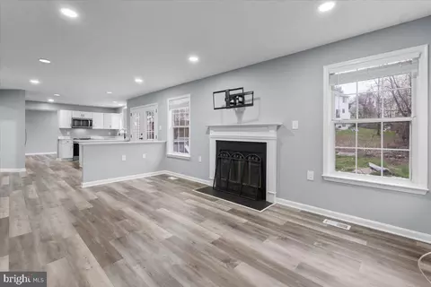 Living - 10415 Labrador Loop, Manassas, VA 20112 photo 7 of 8