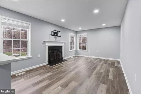 Living - 10415 Labrador Loop, Manassas, VA 20112 photo 6 of 8