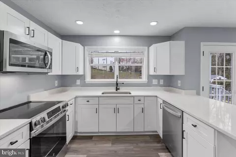 Kitchen - 10415 Labrador Loop, Manassas, VA 20112 photo 3 of 6