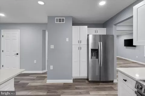 Entry Way - 10415 Labrador Loop, Manassas, VA 20112 photo 6 of 9