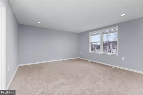 Living - 10415 Labrador Loop, Manassas, VA 20112 photo 8 of 8