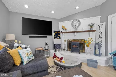 Living - 3716 Tavern Way, Triangle, VA 22172 photo 1 of 1