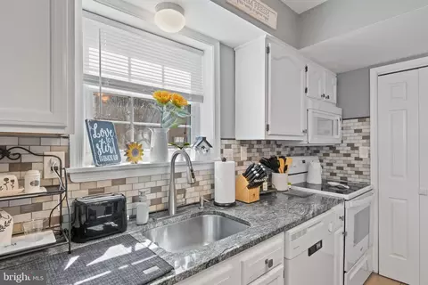 Kitchen - 3716 Tavern Way, Triangle, VA 22172 photo 2 of 2