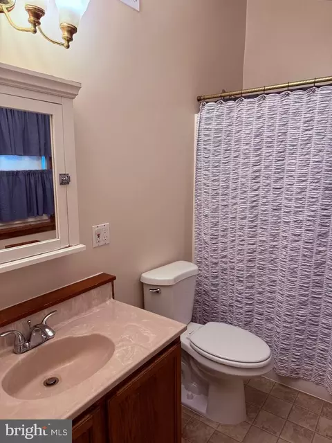 Bath - 18318 Sharon Rd, Triangle, VA 22172 photo 1 of 2