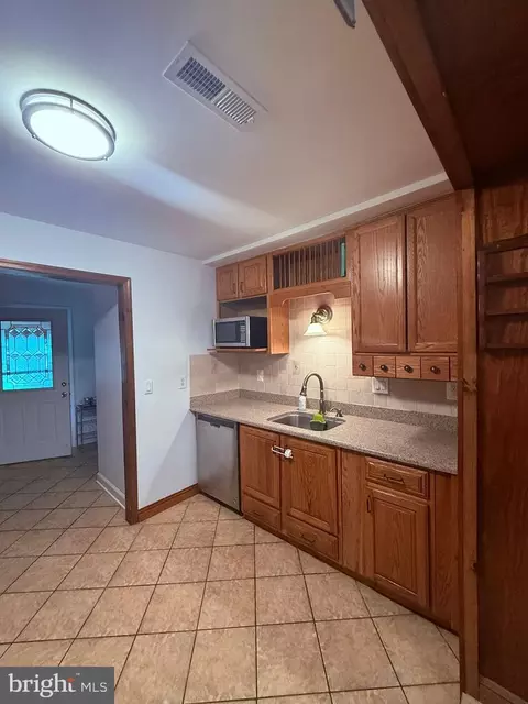 Kitchen - 18318 Sharon Rd, Triangle, VA 22172 photo 1 of 2