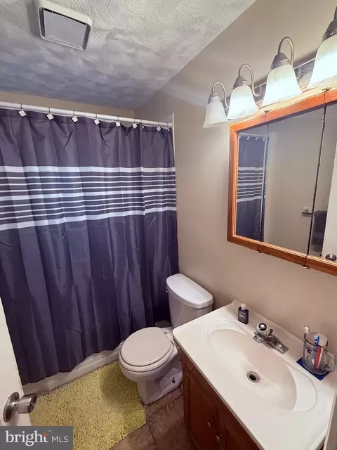 Bath - 18318 Sharon Rd, Triangle, VA 22172 photo 2 of 2