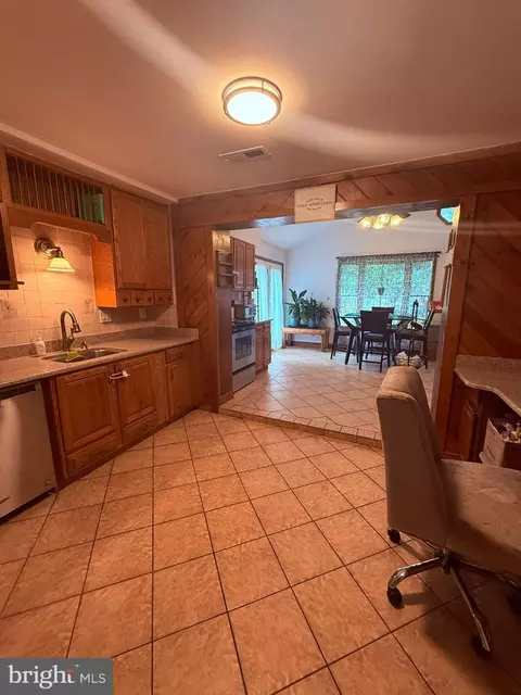 Kitchen - 18318 Sharon Rd, Triangle, VA 22172 photo 2 of 2