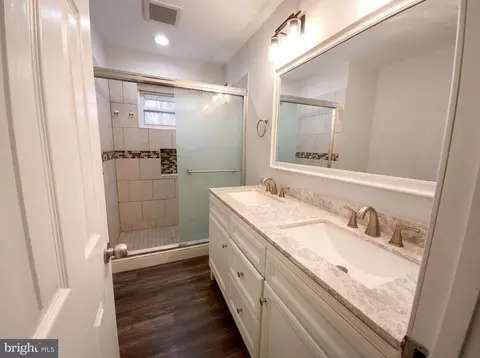 Bath - 18320 Candice Dr, Triangle, VA 22172 photo 1 of 4