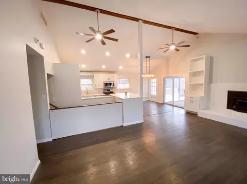 Living - 18320 Candice Dr, Triangle, VA 22172 photo 2 of 5