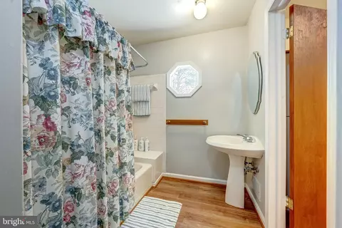 Bath - 6017 Wheeler Ln, Broad Run, VA 20137 photo 1 of 3
