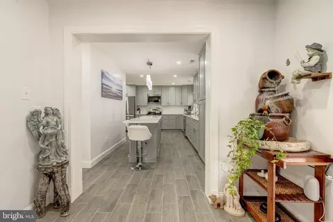 Entry Way - 6017 Wheeler Ln, Broad Run, VA 20137 photo 3 of 5