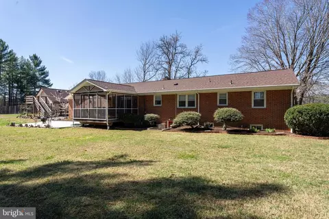 Exterior - 6017 Wheeler Ln, Broad Run, VA 20137 photo 6 of 9