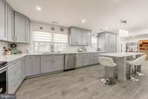 Kitchen - 6017 Wheeler Ln, Broad Run, VA 20137 photo 2 of 3
