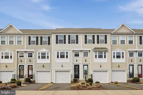 8206 Heritage Crossing Ct, Manassas, VA 20109