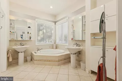 Bath - 8268 Roxborough Loop, Gainesville, VA 20155 photo 5 of 9